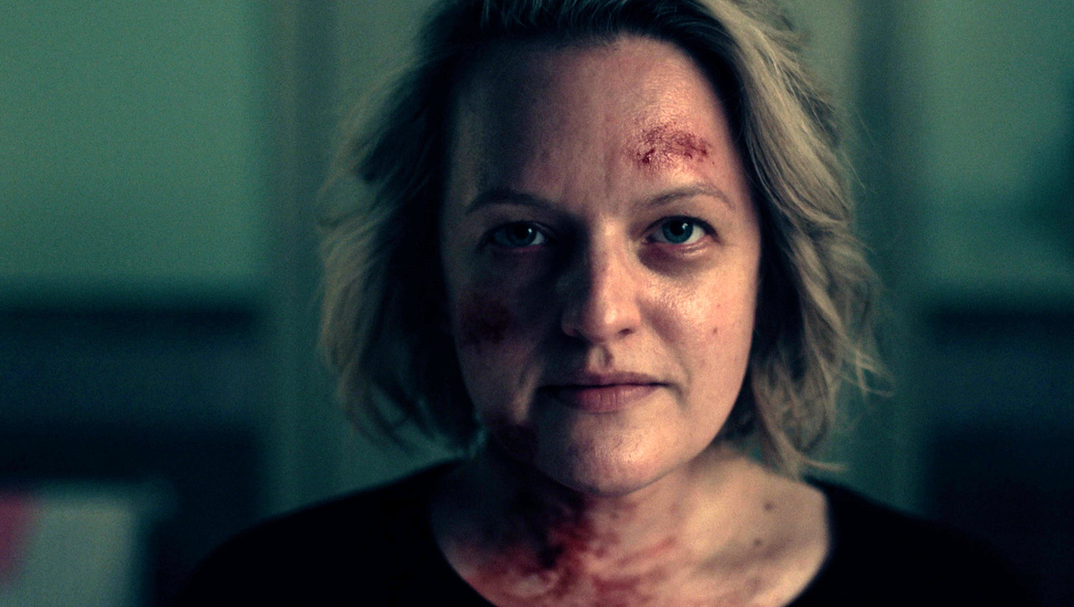 Элизабет Мосс в роли Джун, кадр из сериала "Рассказ служанки" источник интернет здесь и далее в статье 