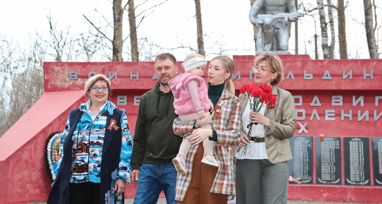 Ольга Хайдебрехт (справа) с мамой Нелей Флах, супругом Евгением, дочерью Дженнифер и внучкой 