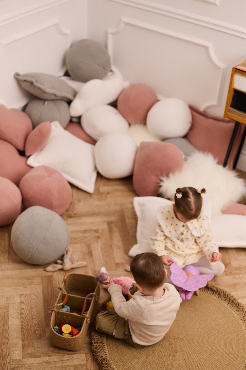 Подушки букле, ковер с бахромой, корзина-органайзер AH