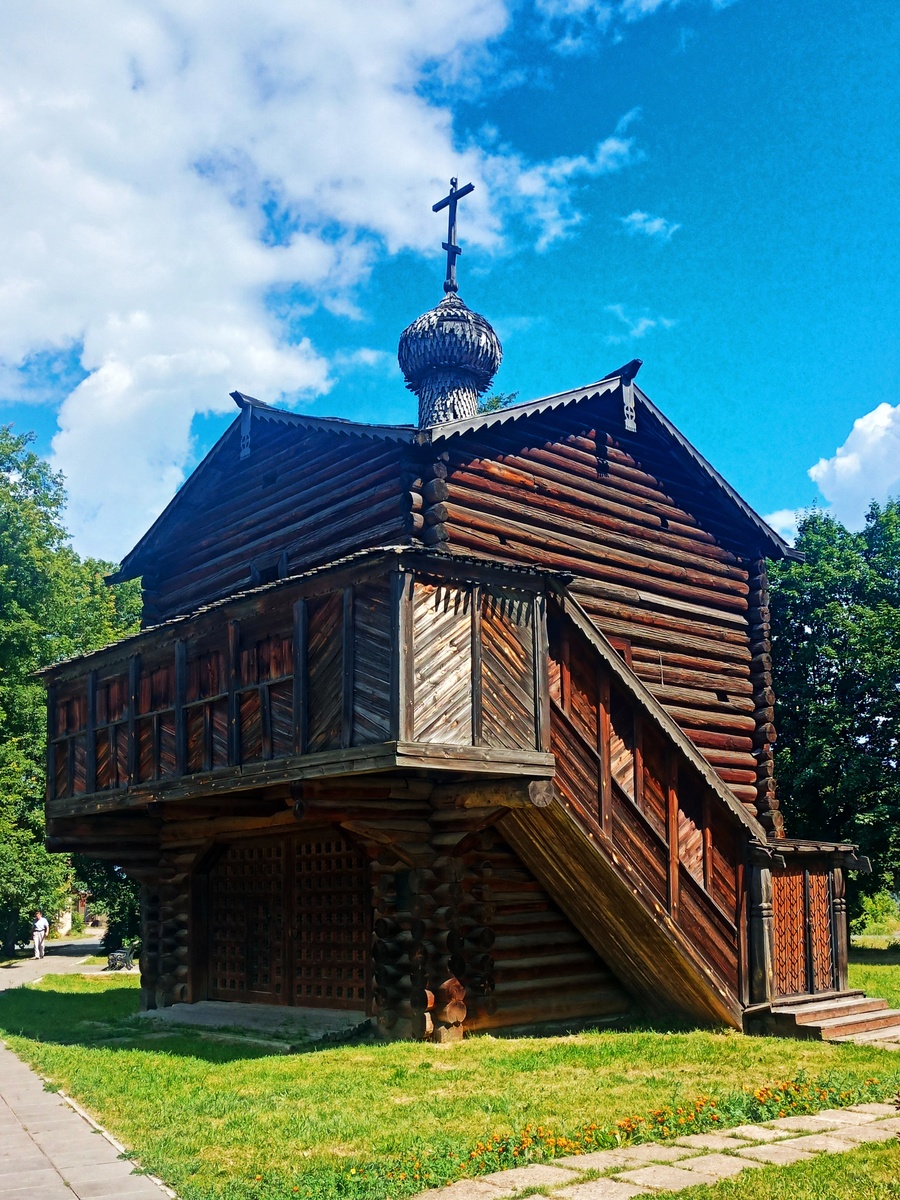 Церковь Михаила Архангела, она же - "Парижанка" в городе Слободском Кировской области