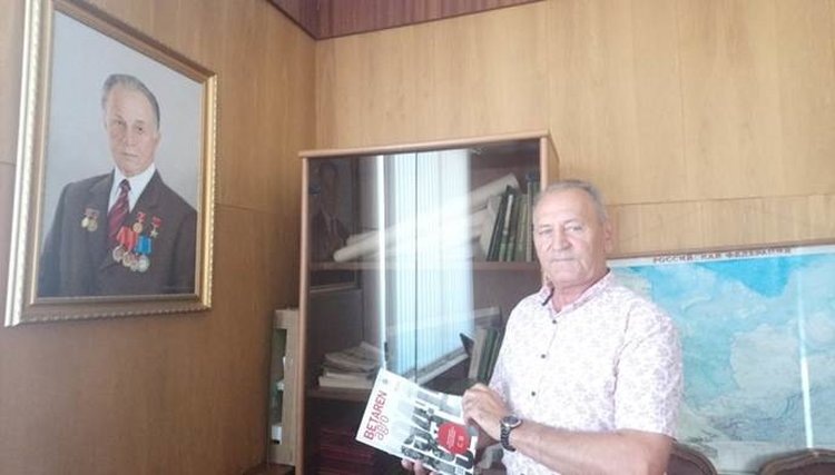 Генеральный директор племзавода «Пригородный» Николай Медведев в своём рабочем кабинете у портрета первого директора предприятия Анатолия Чуканова📷    Философия отечественного
