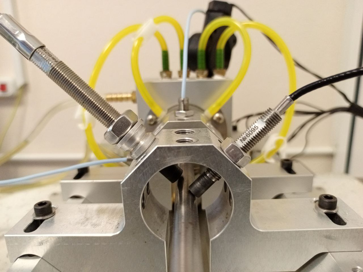 Датчик относительной вибрации на стенде моделирования дисбаланса