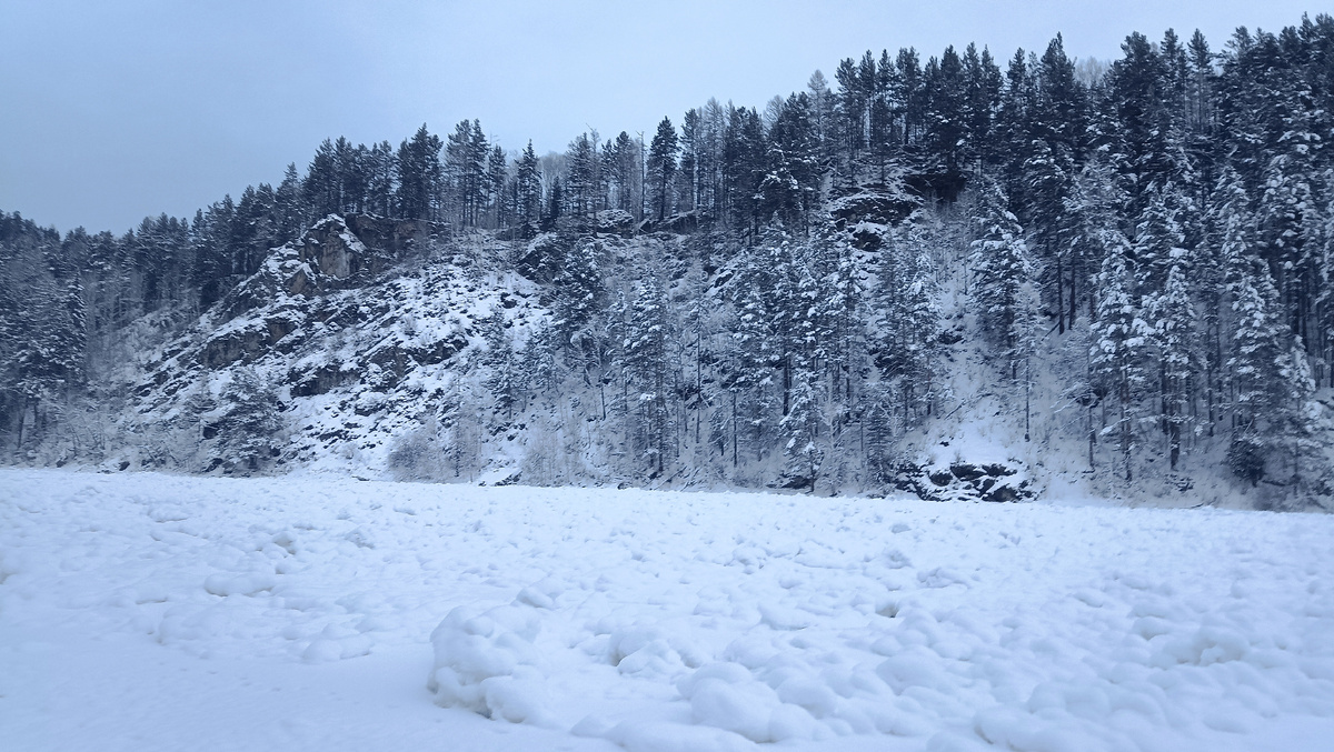 Скалы на противоположном склоне