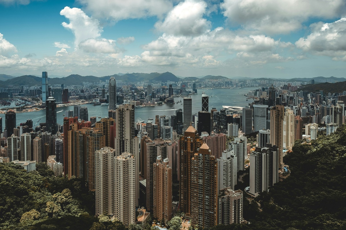Вид на Гонконг с высоты голубиного полёта. Фото: Andrew Jephson / Unsplash