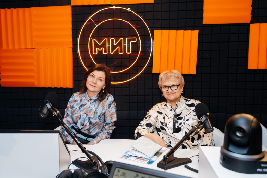 Татьяна Зубанова и Тамара Дикусар в эфире «Радио-Ноябрьск» рассказали слушателям о своем пути в профессию и как они, начинающие журналисты, работали над первыми материалами. Фото Анастасии Даниленко