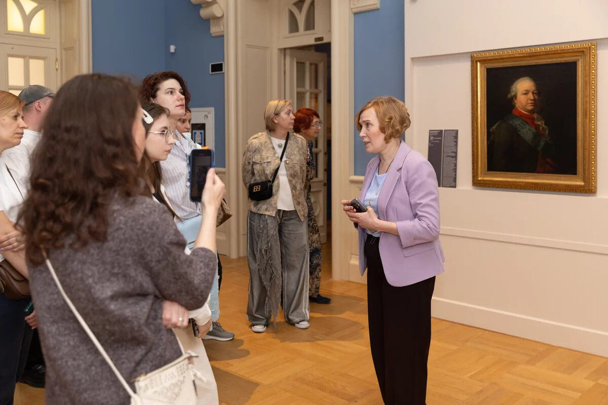    Руководитель научно-исследовательского отдела музея-заповедника «Царицыно» и куратор выставки Александра Герасимова (справа)