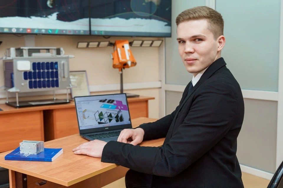    Студент Самарского университета Вадим Игнатьев за компьютером, на мониторе которого — проект платформы «Фаэтон». Фото Самарского университета