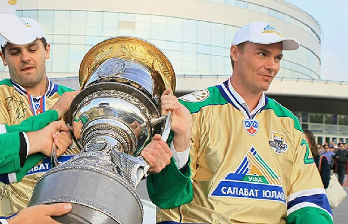 В 2011 году Александр Радулов и Виктор Козлов выигрывали Кубок Гагарина с "Салаватом". Теперь они борются друг с другом за выход в финал: первый - как нападающий "Локомотива", второй - как главный тренер уфимцев. Фото: соцсети