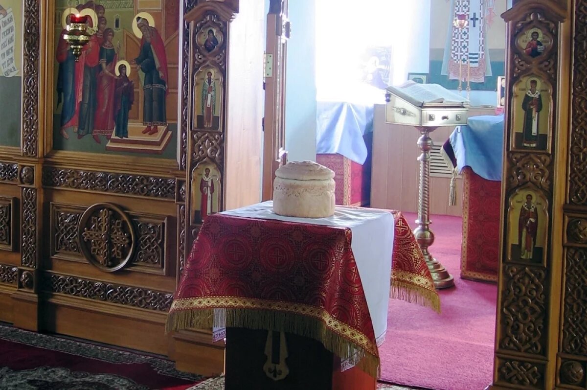    Артос на аналое перед отверстыми Царскими вратами.