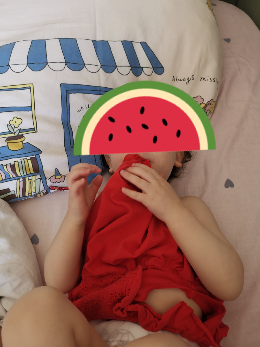 Да, лежит, грызёт свой сарафан, который надеда вверх тормашками, и смеётся 😅