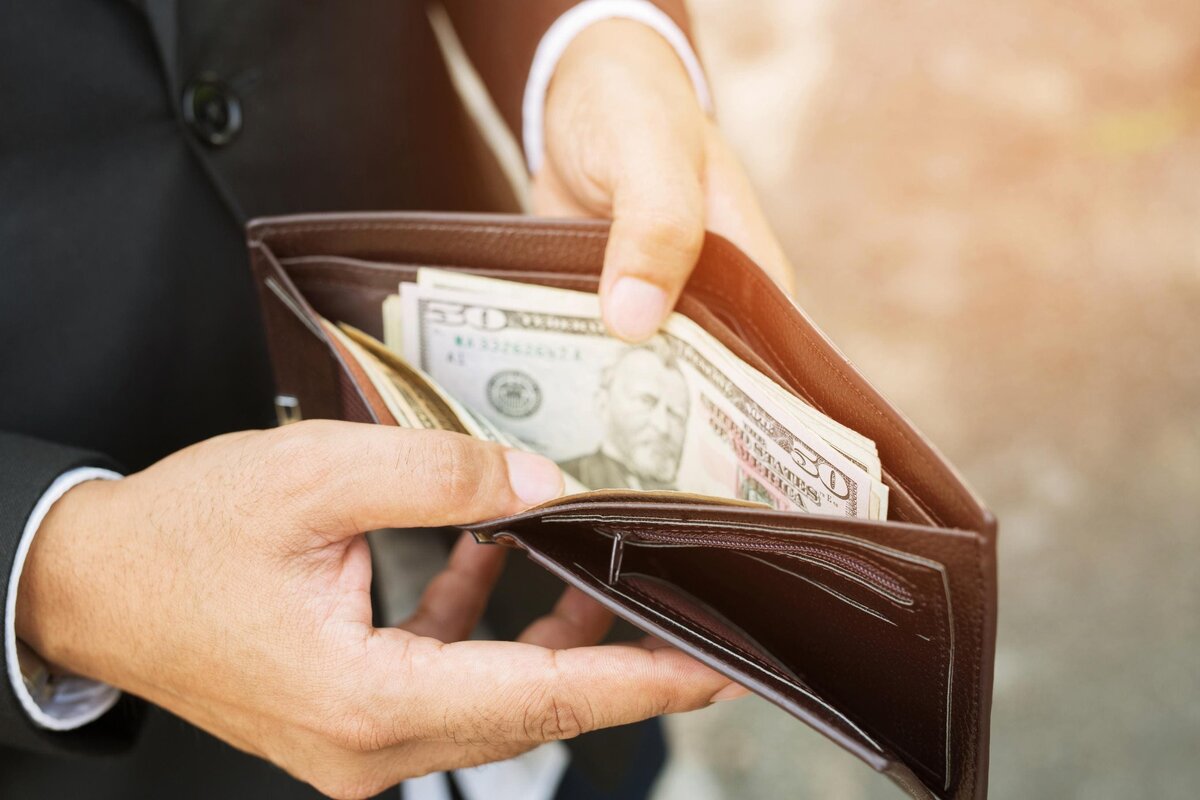 Много денег это хорошо, это можно и твой род поддерживает тебя. Он хочет твоего благополучия. 