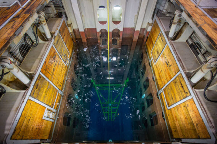 Буровая шахта бурового судна. Снимок взят из https://www.revocean.org/vessel/moonpool/