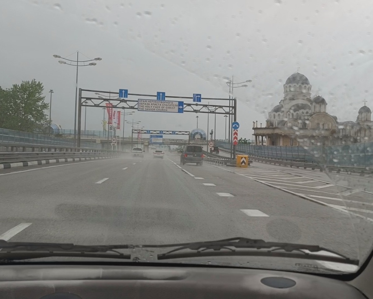 Справа Храм Нерукотворного Образа Христа Спасителя, трасса Е97, конец апреля 2025 г.