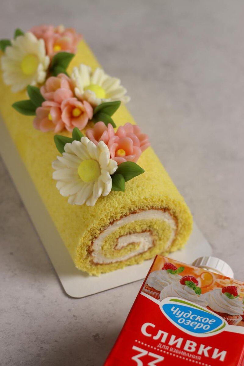 Бисквитный рулет с лимоном