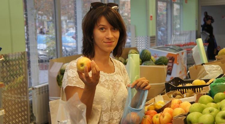 Ольга Саблина всегда берёт в магазин многоразовые фруктовки Фото: Алина Михайлова