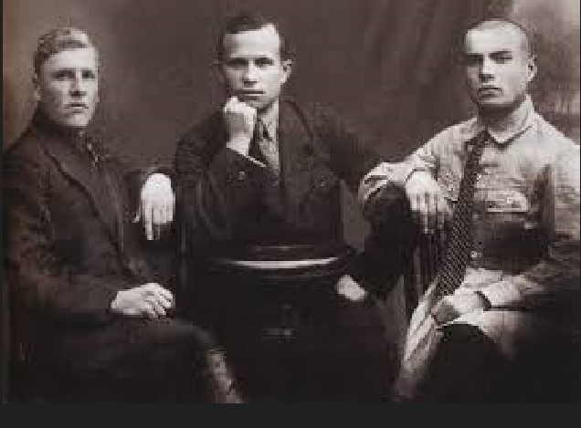 Меньшевик Хрущёв (в центре) с однопартийцами 1916 г.