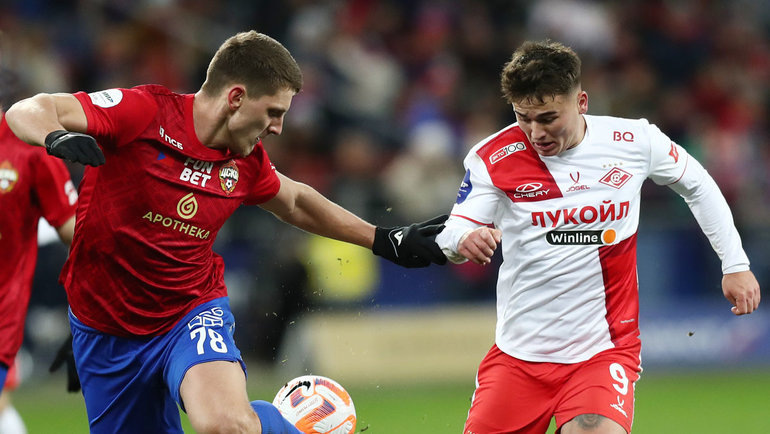    Игорь Дивеев и Манфред Угальде борются за мяч в матче ЦСКА — «Спартак» (0:2). 2 ноября 2024 года. Москва.Федор Успенский