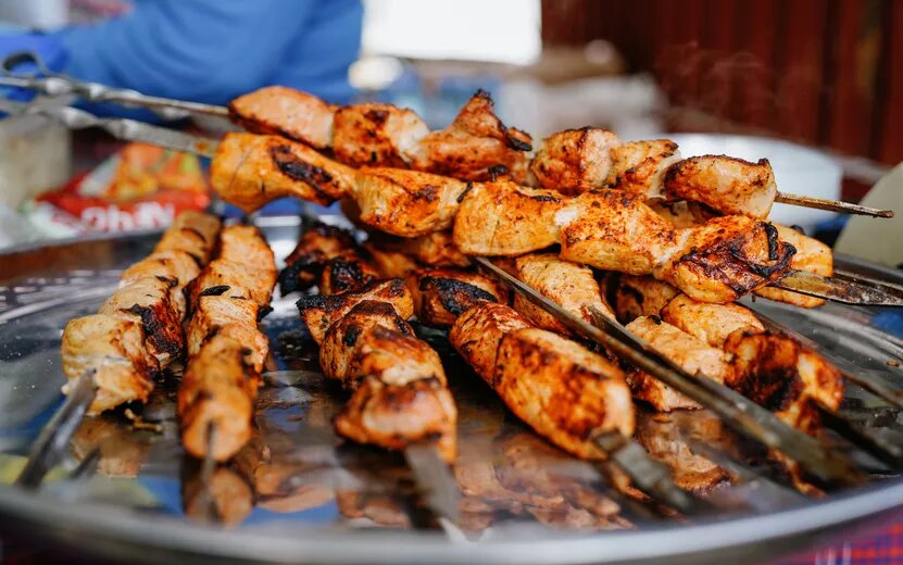    Спрос на продукты для шашлыка вырос на 49% перед майскими праздниками в России