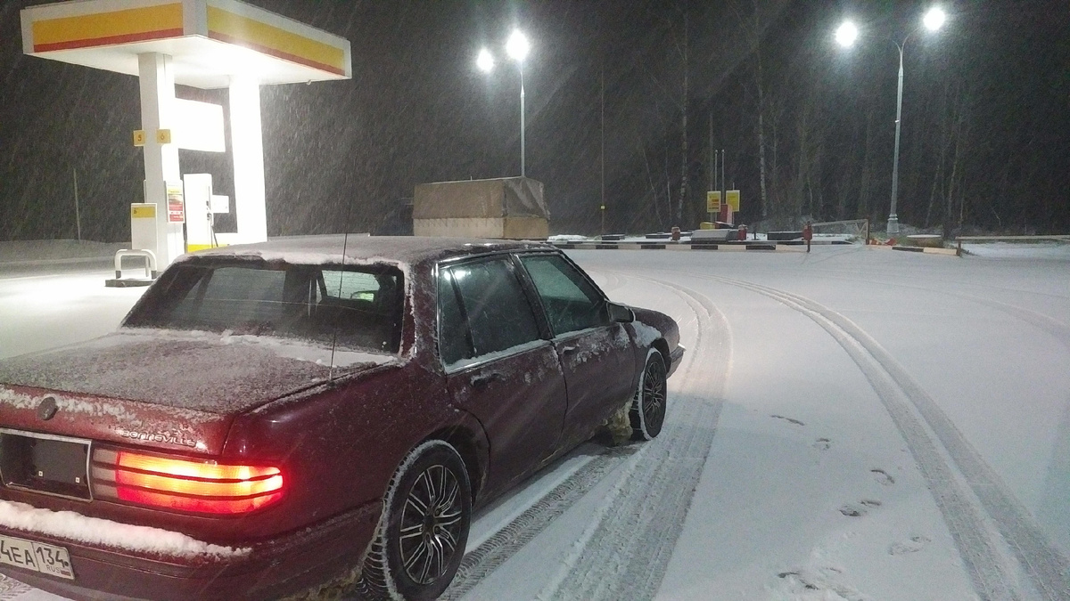 Вот так вот заправляешься на первой заправке, а впереди еще 350 километров, а метель усиливается!