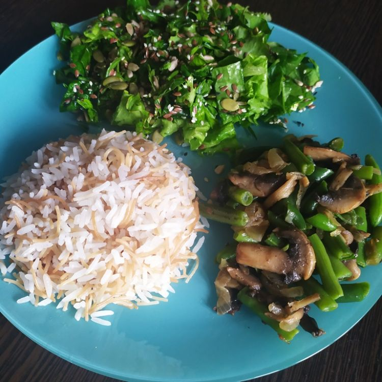 Пилаф с зелёным салатом и сотэ из стручковой фасоли с грибами