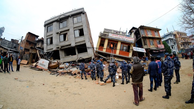     Государство Непал находится в районе места столкновения двух больших тектонических плит: Евразийской и Индийской. Это обуславливает достаточно редкие, но чрезвычайно мощные землетрясения в регионе Gettyimages.ru Sunil Pradhan/Anadolu Agency