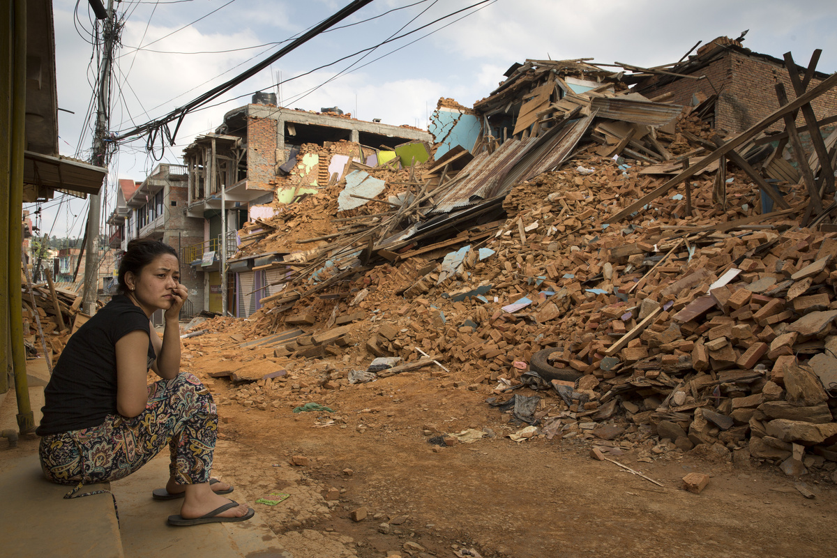    25 апреля 2015 года в Непале произошло землетрясение магнитудой 7,8. Его эпицентр располагался в 82 км к северо-западу от столицы Непала Катманду. Очаг залегал на глубине 15 км. За первым подземным толчком последовало ещё несколько меньшей магнитуды / Gettyimages.ru / Paula Bronstein