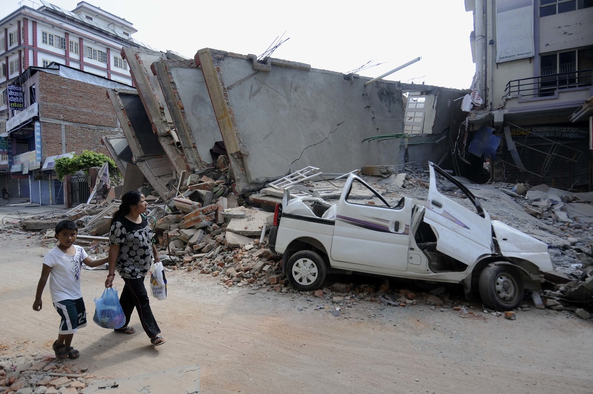    После первого землетрясения власти Непала сообщили о 3733 погибших и более 7 тыс. пострадавших. Общее количество жертв после серии подземных толчков достигло 8699, около 22,5 тыс. человек пострадали от стихии / Gettyimages.ru / Burhaan Kinu/Hindustan Times