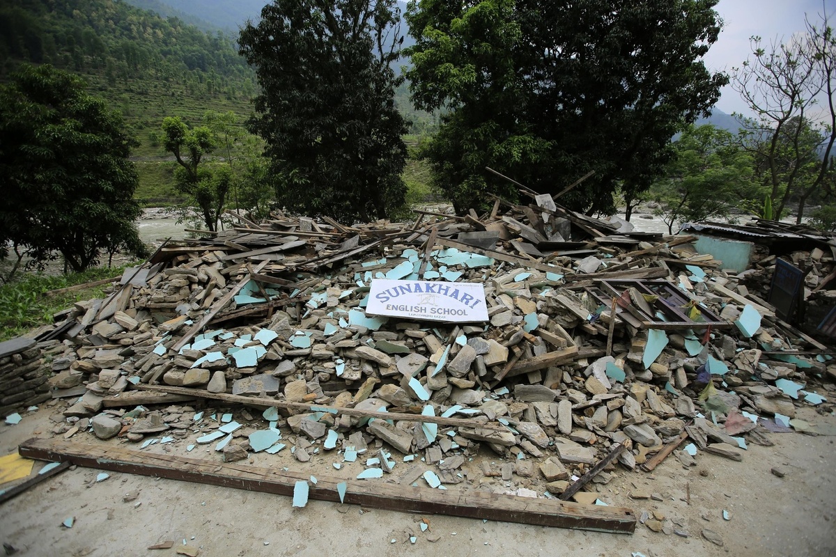    По данным Национального центра по чрезвычайным ситуациям, землетрясения полностью разрушили более 500 тыс. домов, около 250 тыс. оказались серьёзно повреждены. В некоторых районах Непала было разрушено до 90% зданий / Gettyimages.ru / Metin Aktas/Anadolu Agency