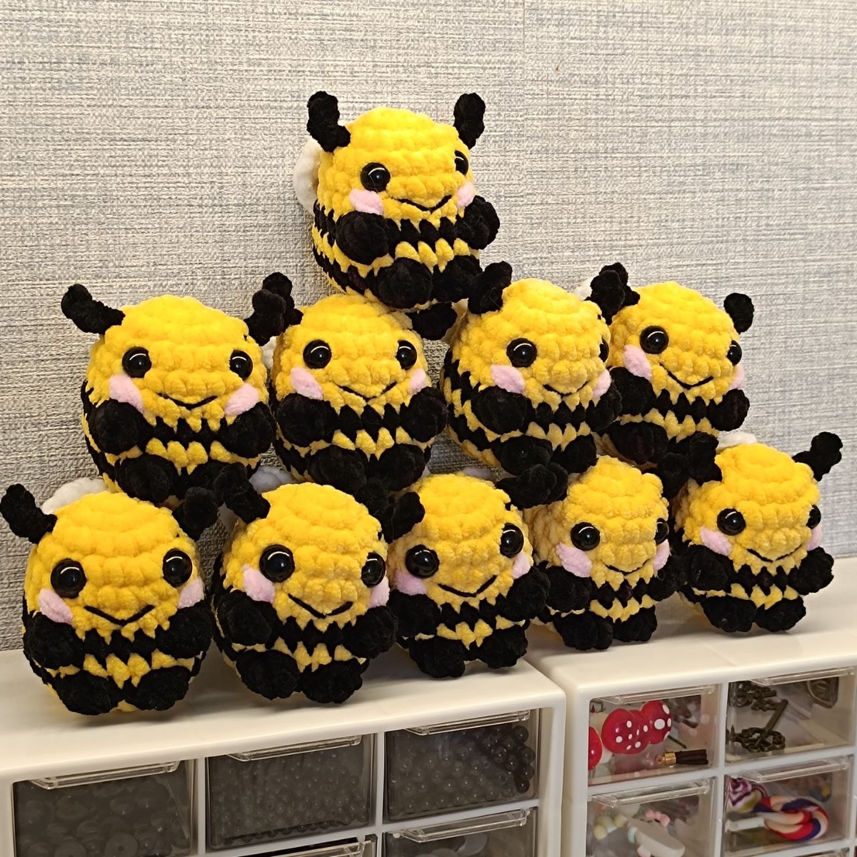 Вязаная пчёлка привлекает внимание и притягивает взгляды.