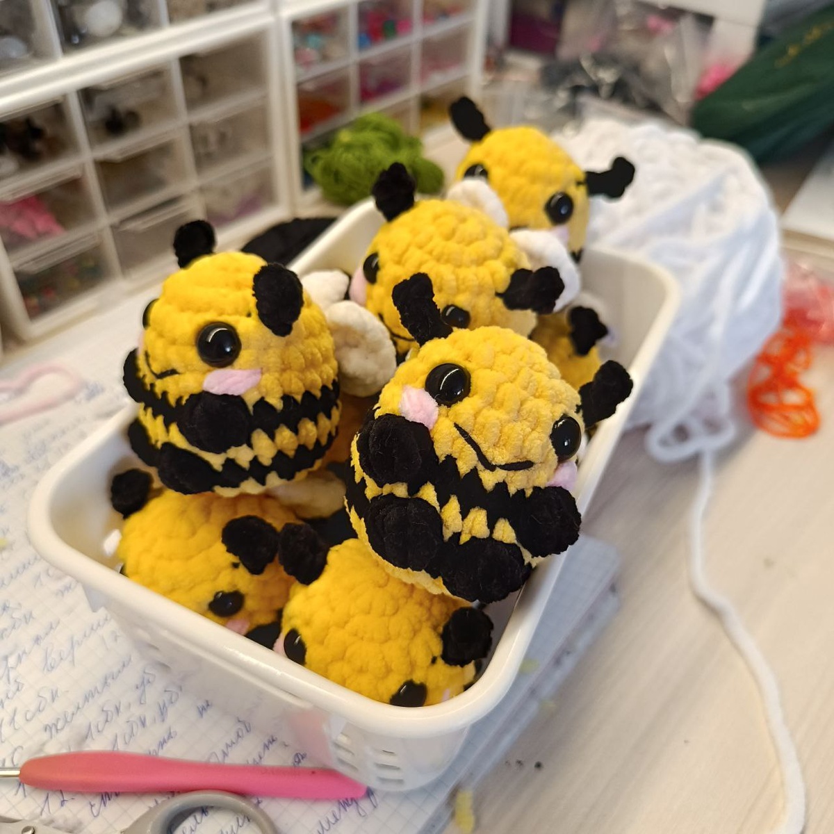 Пчелка вяжется одной деталью