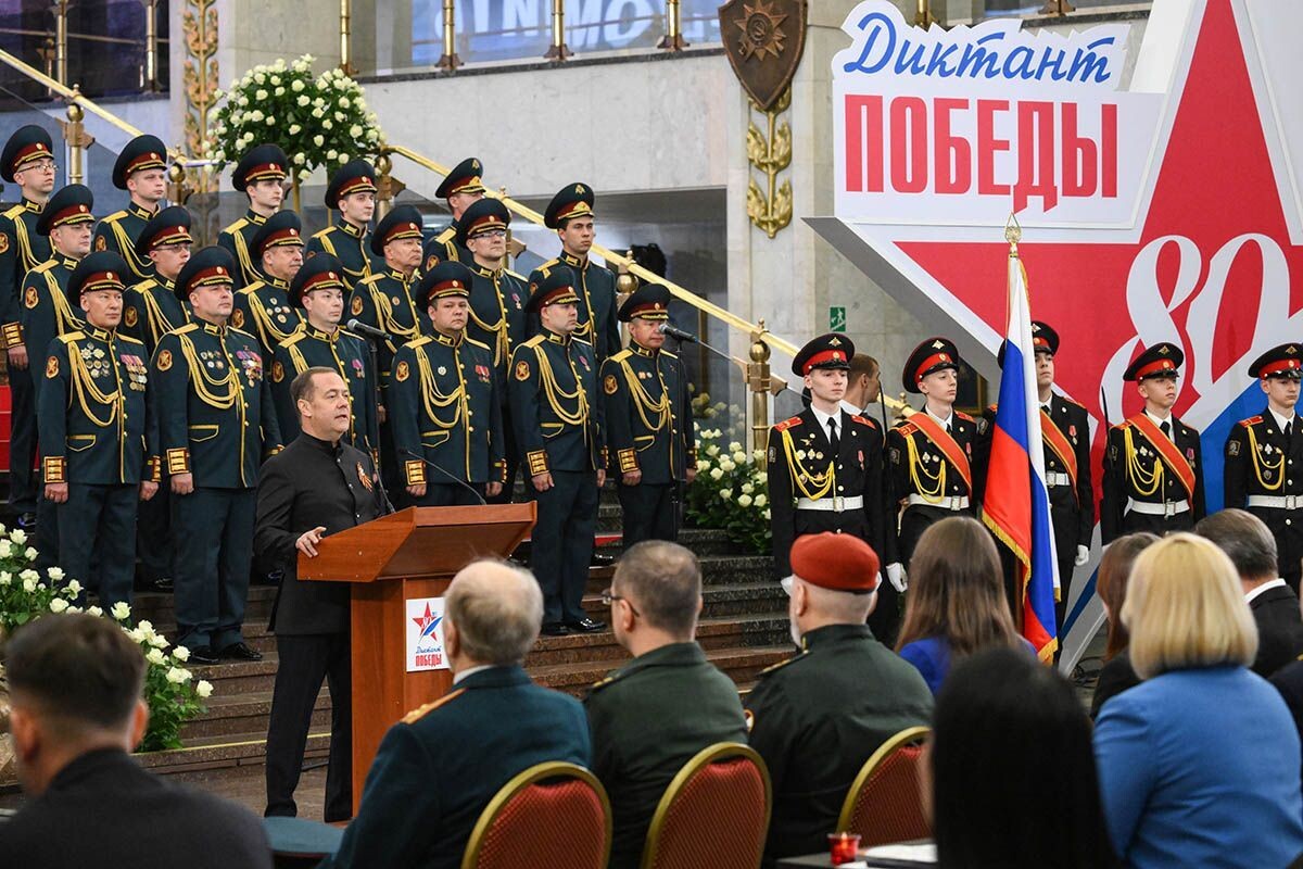    Россия вновь на передовой борьбы с нацизмом — Медведев