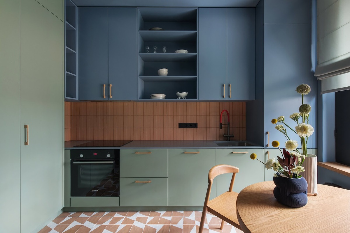 На фото: интерьер кухни в квартире 56 кв.м, ЖК «Береговой». Дизайнеры: Света Хабеева и Виктория Папертная; стилист: Светлана Кикина; фотограф: Ольга Мелекесцева