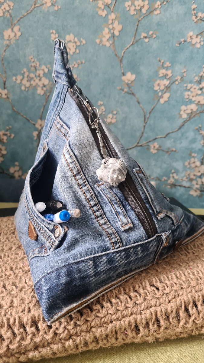 Рамер  стороны равностороннего треугольника в основании пирамиды 25 см