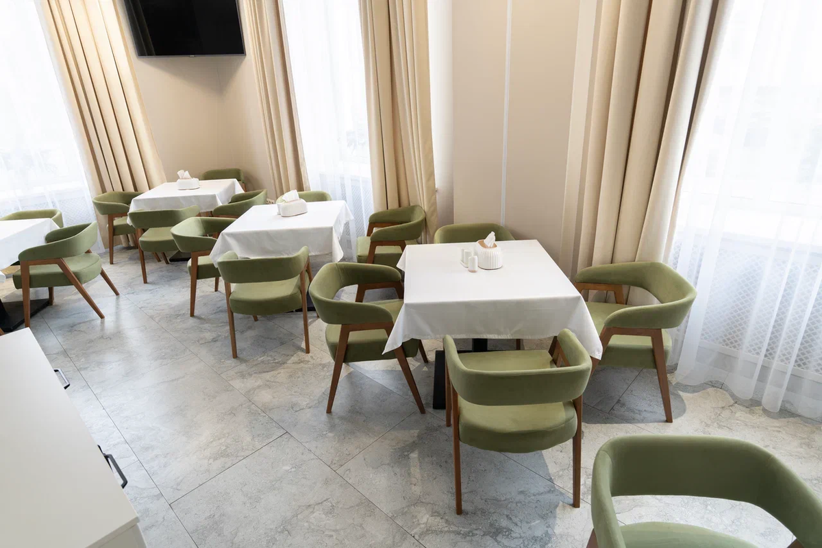 Согласитесь, получилось очень воздушно, при этом количество посадочных мест - большое.