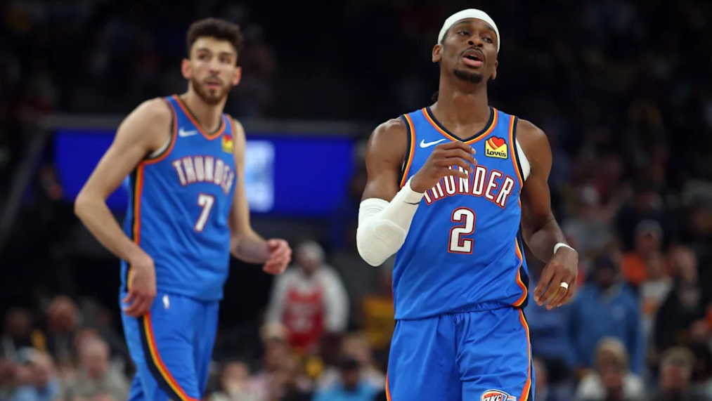 Защитник «Оклахома-Сити Тандер» Шей Гилджес-Александер и форвард Чет Холмгрен помогли своей команде совершить потрясающий рывок, отыграв отставание в 29 очков и обыграв «Мемфис Гриззлис» в третьем матче первого раунда плей-офф НБА. / Питер Томас, Imagn Images