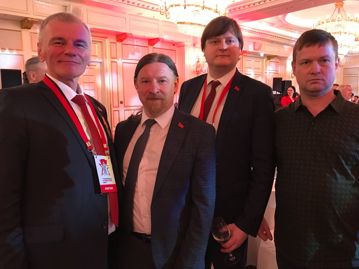 Пётр Петровский, секретарь ЦК КПБ, Алексей Дзермант - главный Скиф современности, я возле Петровского, одного товарища не помню как зовут, но главное что нас тьмы и тьмы да скифы мы:-)) с белорусами разумеется:-)) 