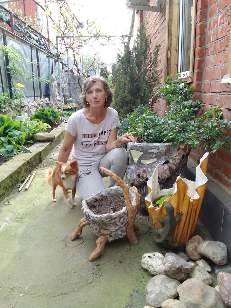 Валентина Анатольевна, одна из её хвостатых подружек и работы из бетона