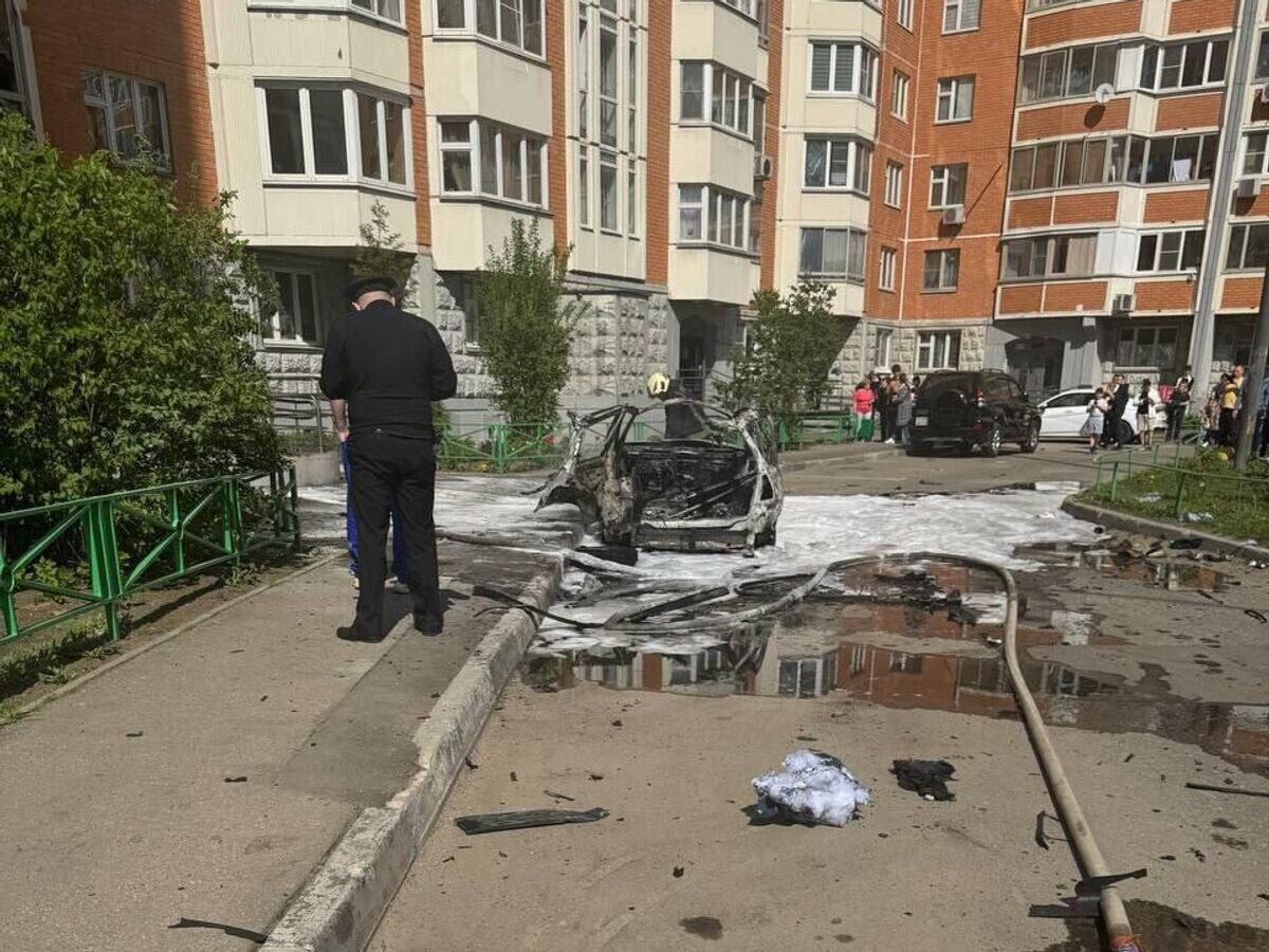    Сгоревший автомобиль в Балашихе© Фото : соцсети
