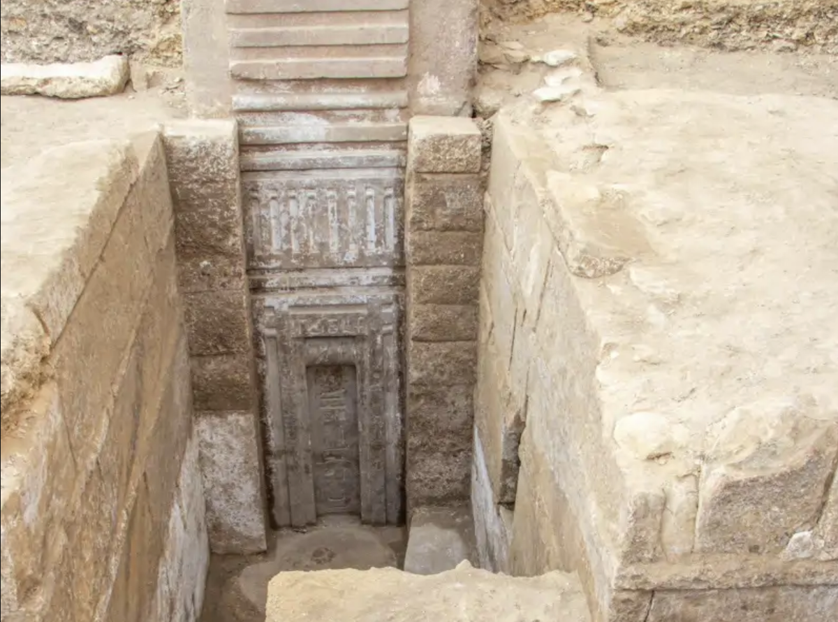 дверь из розового гранита