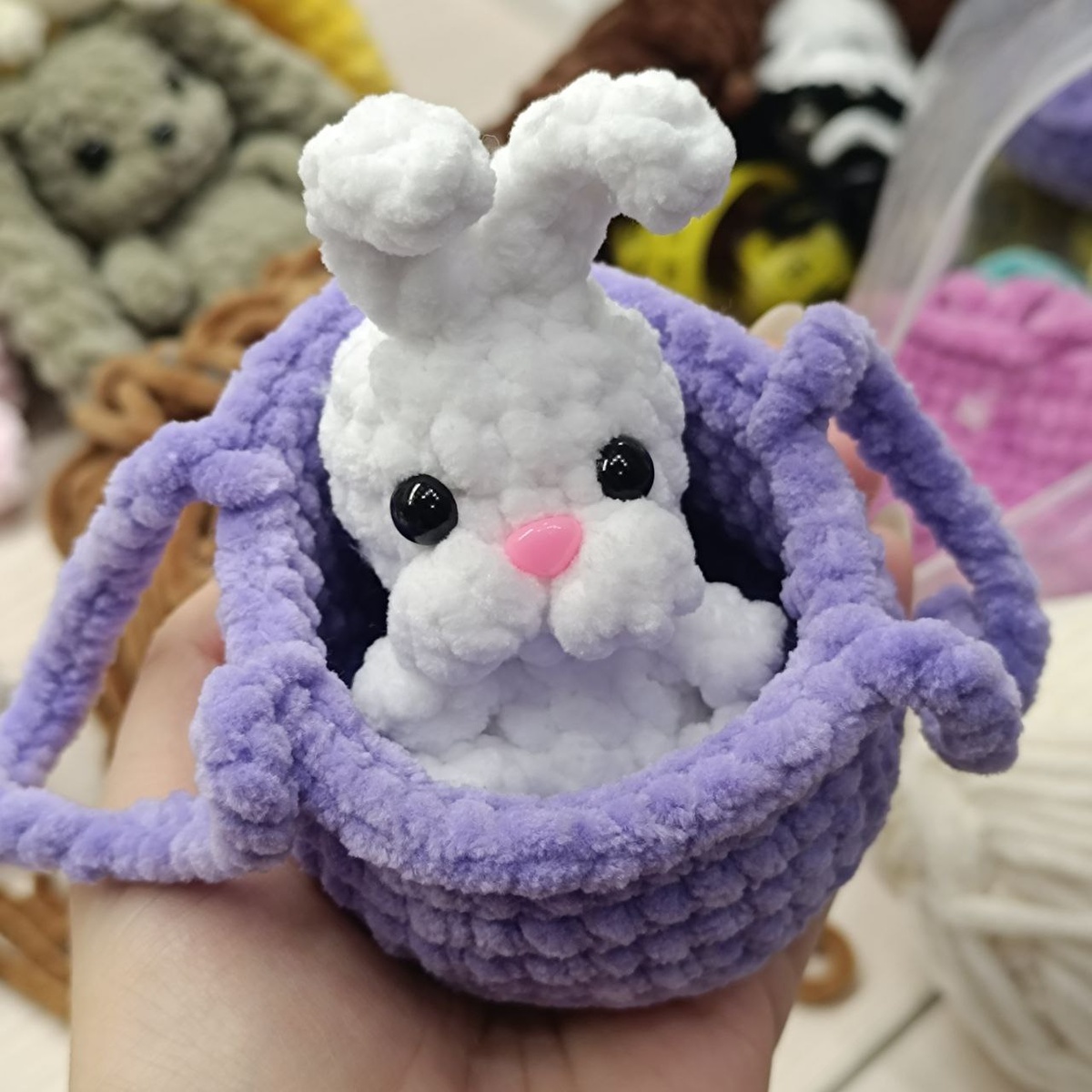 Зайку можно посадить в корзинку