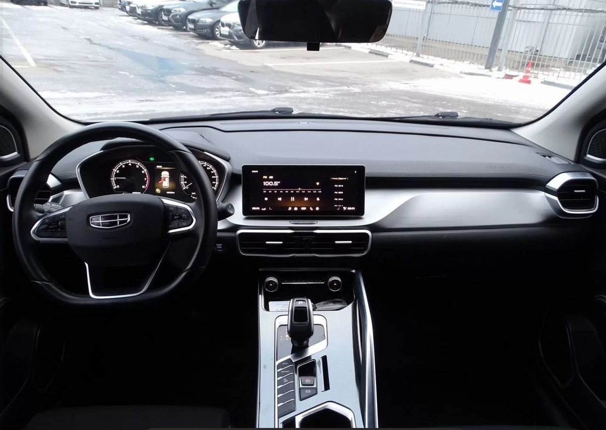 На салоны у новых китайцев приятно посмотреть, а вот как там скрипит пластик слушать неприятно