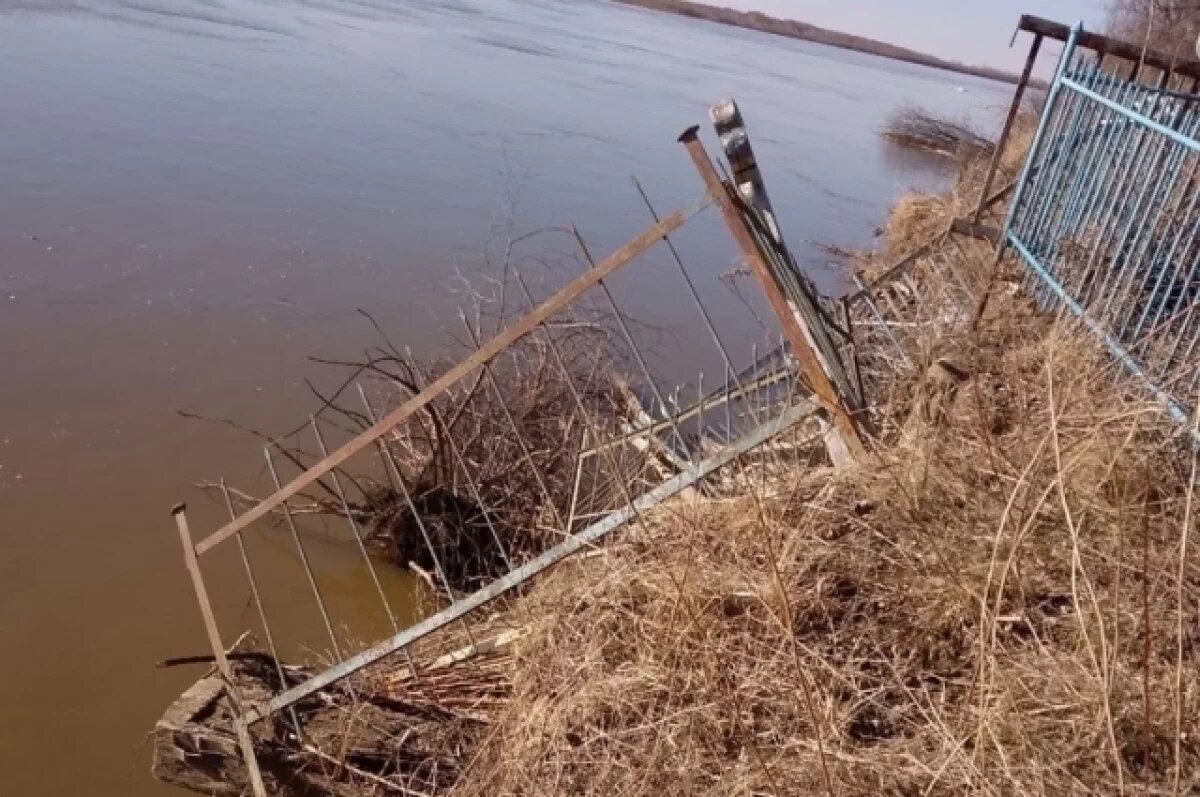    Из-за обрушения берега в селе Бронниково в реку попали человеческие останки.