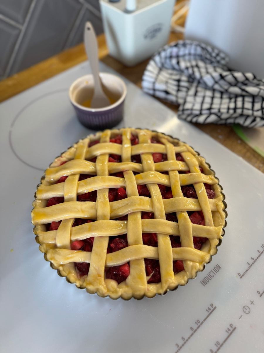 Для того что бы пирог был ярким, его нужно смазать желтком перед выпеканием