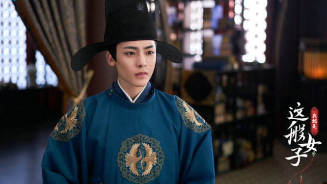 хорошо хоть иногда ходит в синем)))