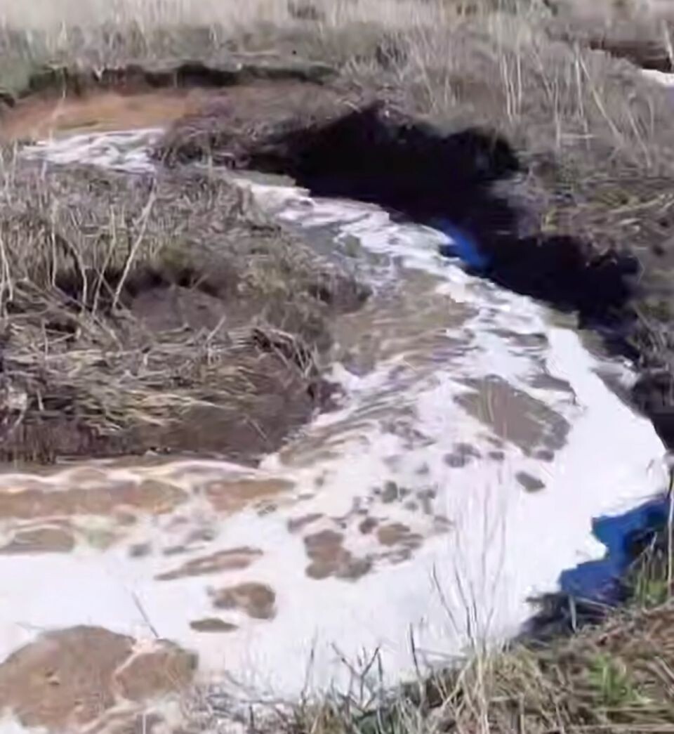    Технические воды стекают в реку . Источник: "В курсе 22"