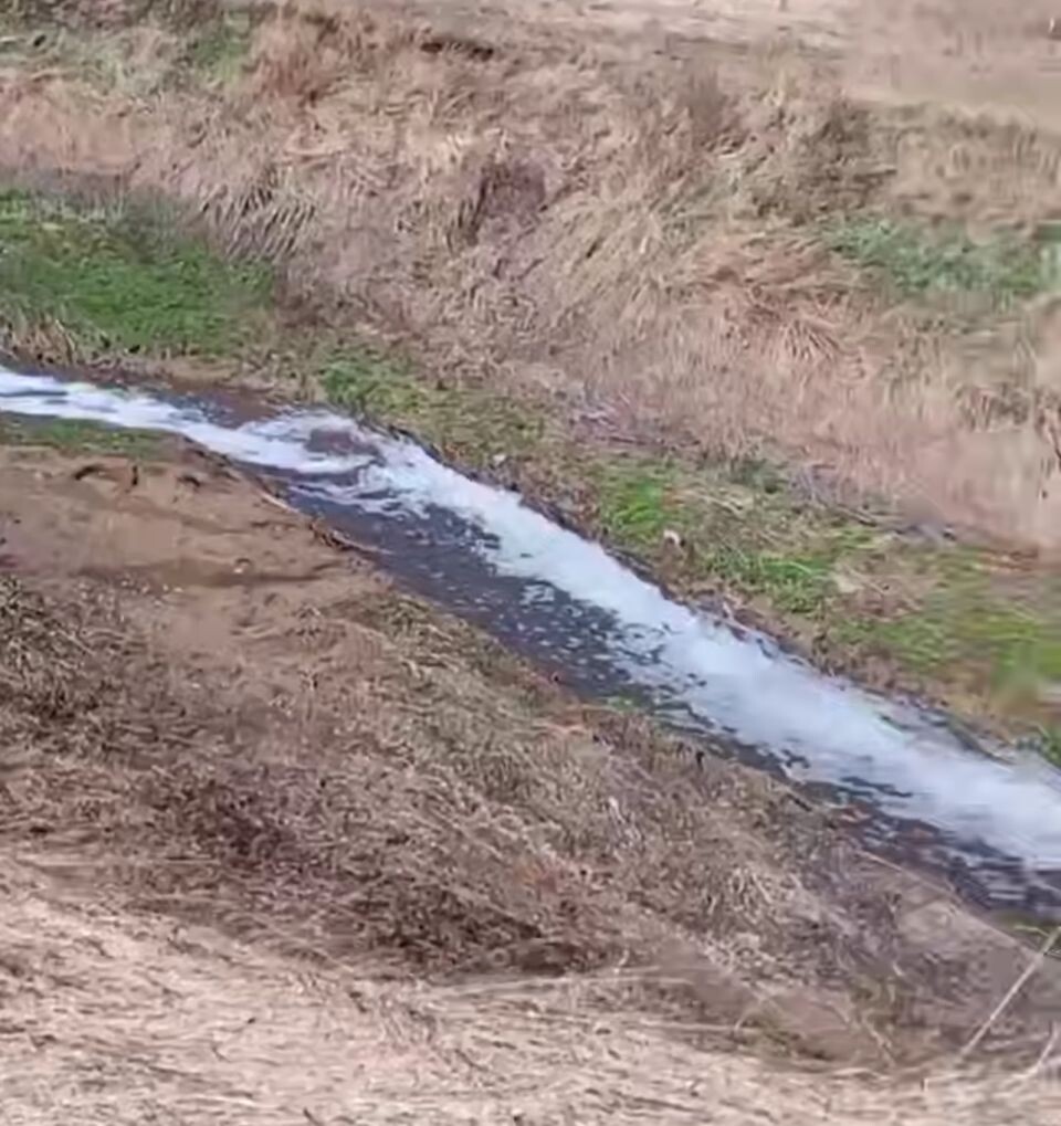    Технические воды стекают в реку . Источник: "В курсе 22"