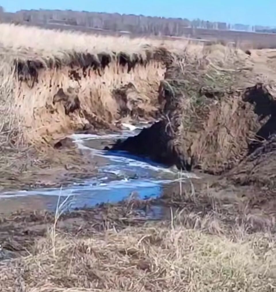    Технические воды стекают в реку . Источник: "В курсе 22"