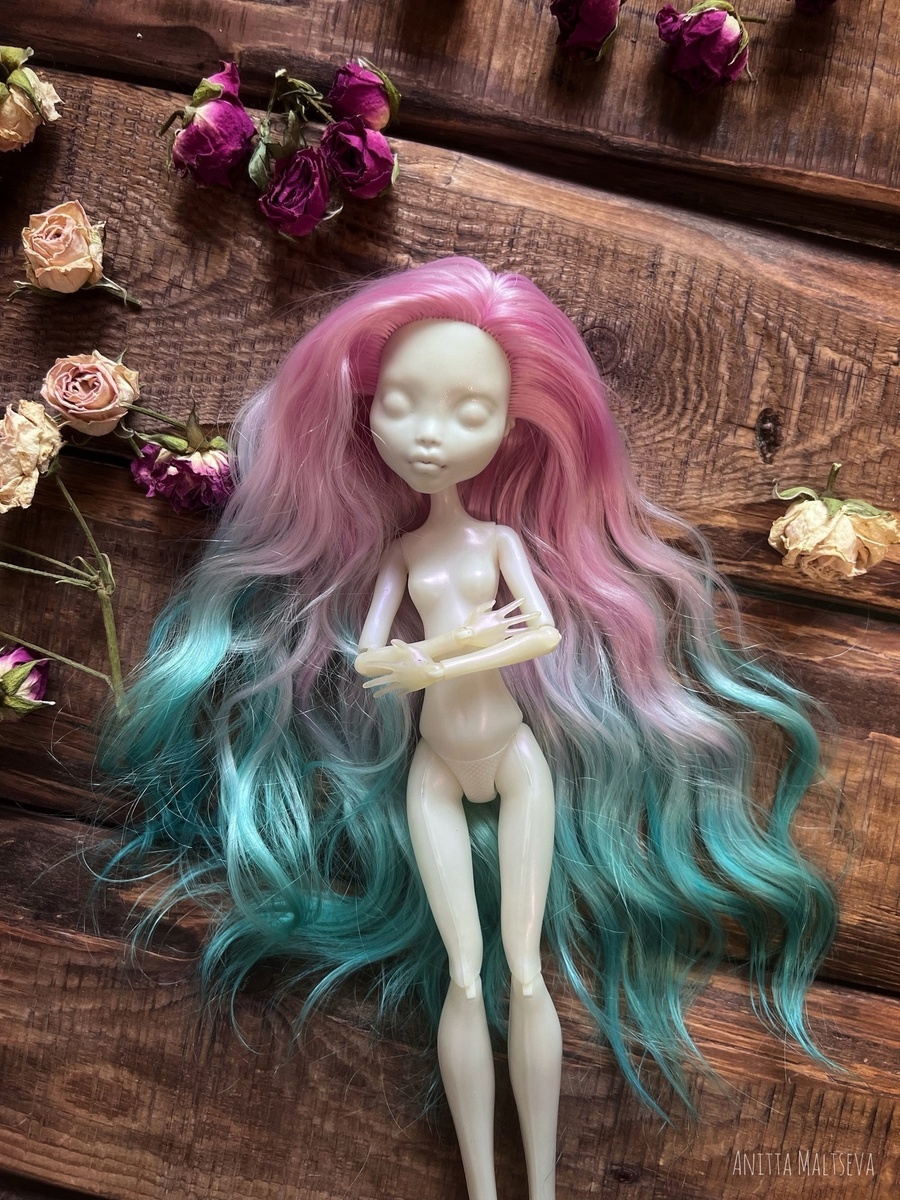 Пересадила голову на новое тело. Листай, чтобы увидеть больше фото!