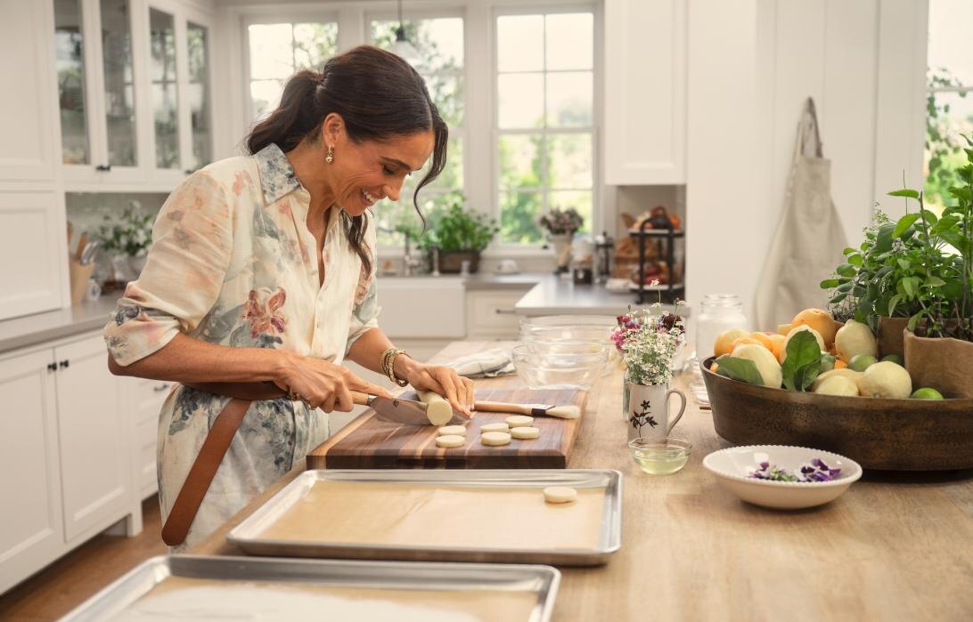 Меган Маркл, бывшая актриса, стала герцогиней Сассекской после замужества с принцем Гарри и активно занимается благотворительностью