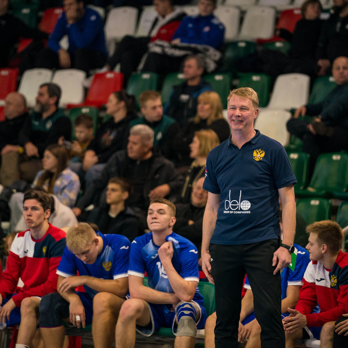    Сергей Клёнов станет совместителем: к должности главного тренера молодёжной сборной России добавилась аналогичная в "Викторе"